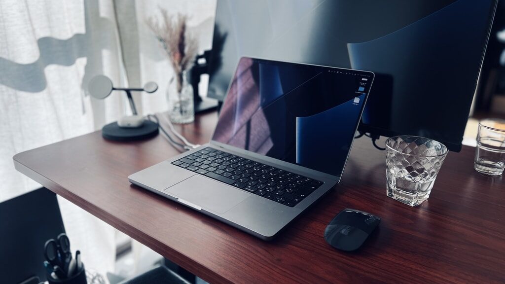desk MacBook